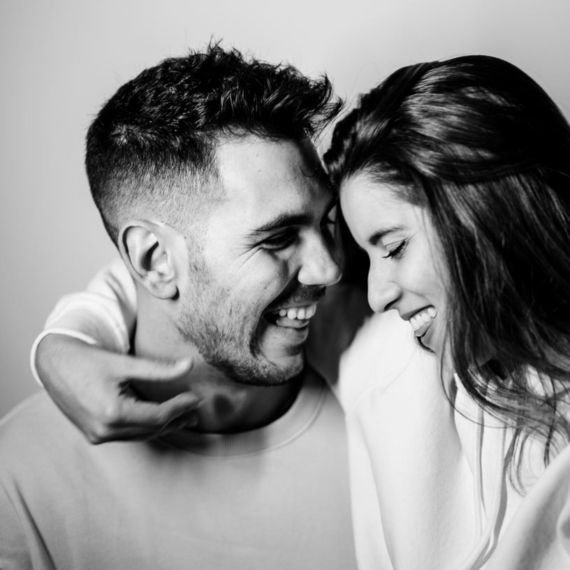 Pareja enamorada sonriendo